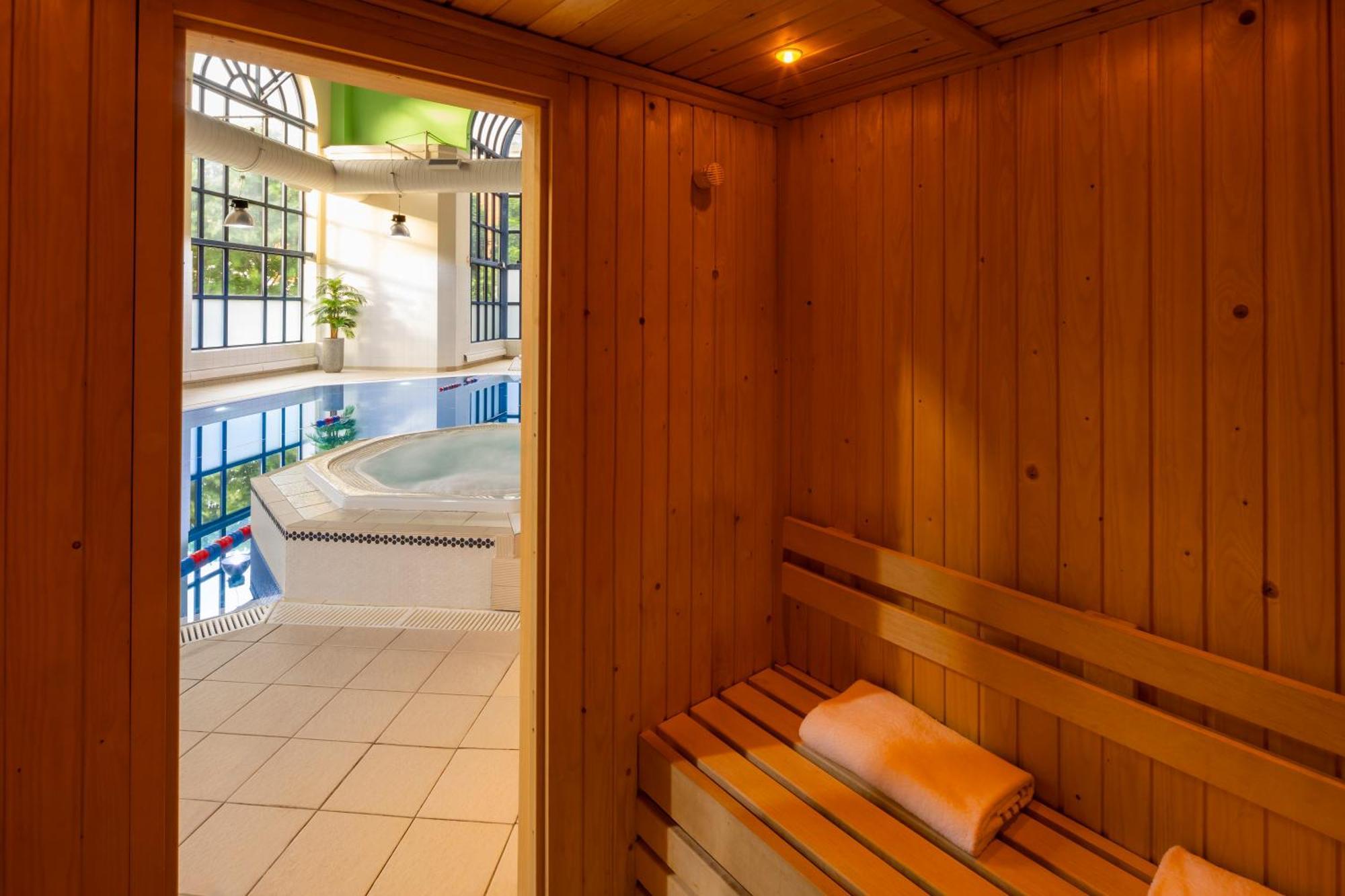 Отель Crowne Plaza Leeds By Ihg Экстерьер фото